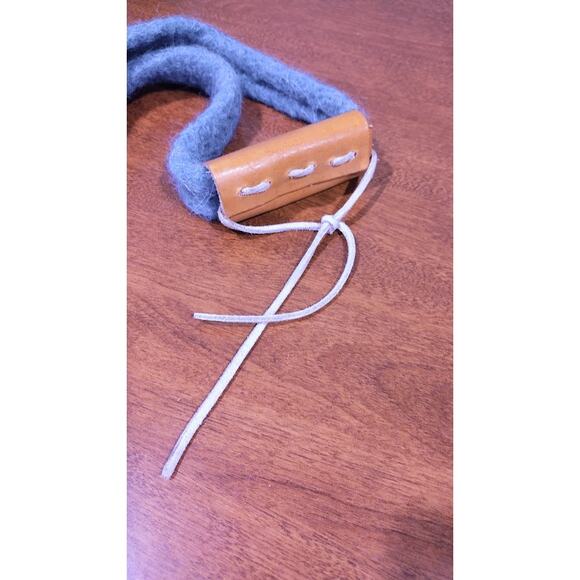 Heavy Felted Wool Bucket Bag, 2 Interior Pockets, Magnetic Closure - Picture 3 of 6